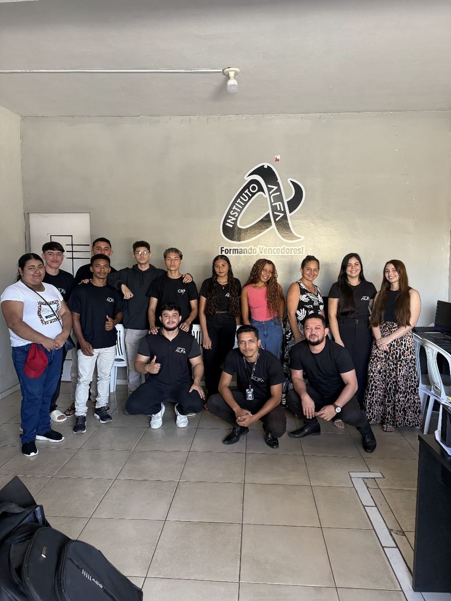 Turma de Informática do Instituto Alfa reunida na unidade